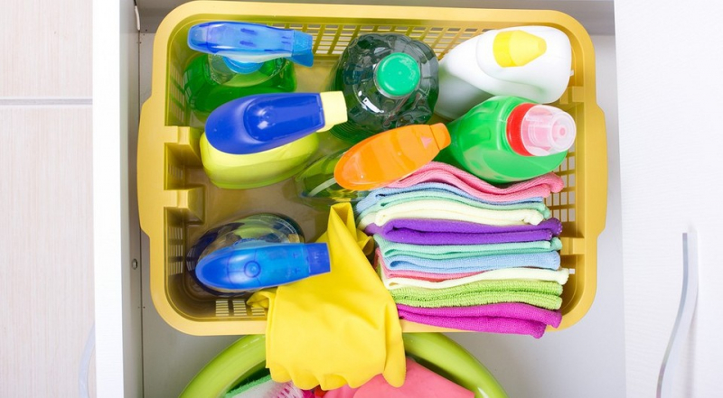 Как и где хранить средства для уборки: 8 удобных и функциональных идей