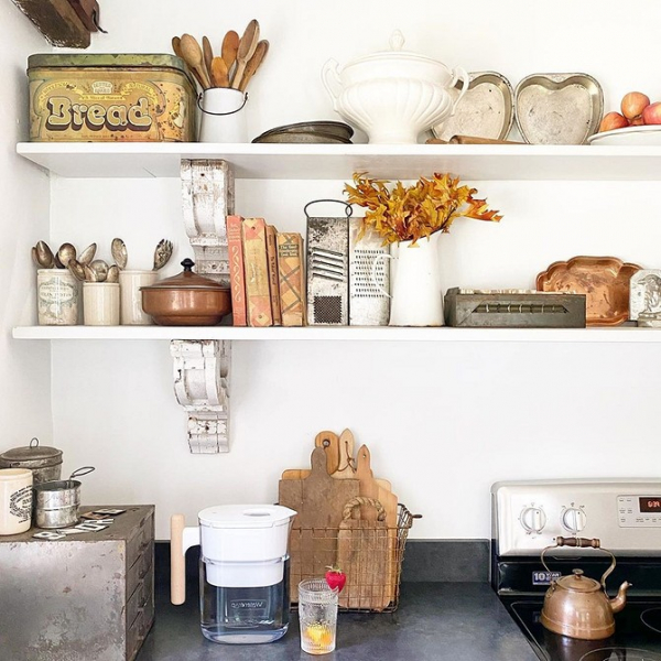 Как декорировать открытые полки на кухне: 6 красивых идей