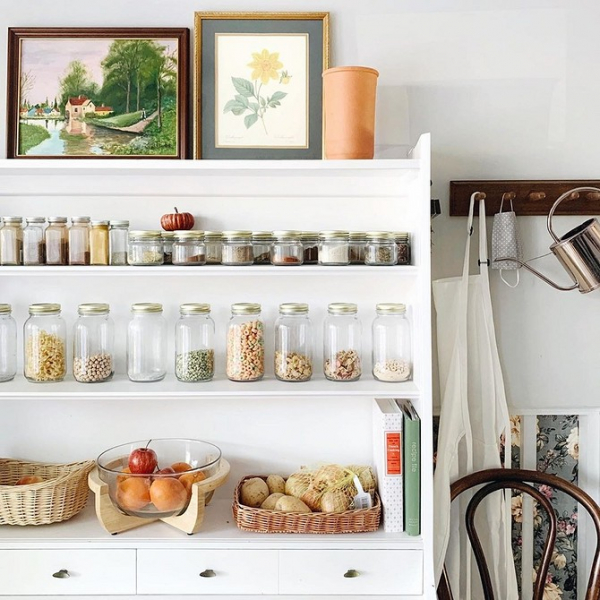 Как декорировать открытые полки на кухне: 6 красивых идей