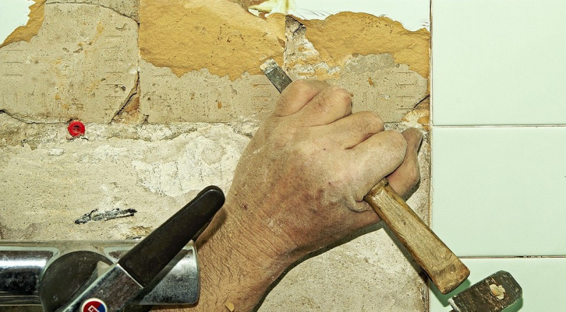 Как снять плитку со стен: подробный гид