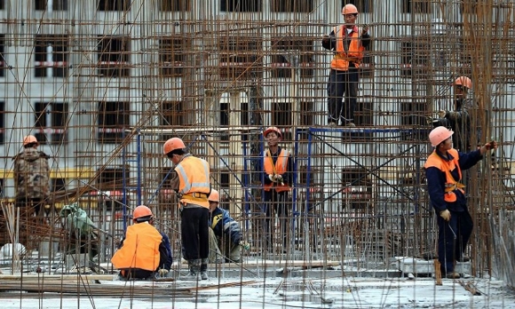 Дефицит мигрантов на стройках повысил производительность труда