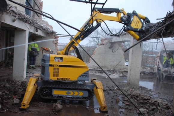 В Москве роботы впервые разобрали здание