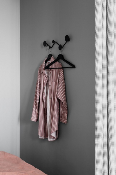 Серо-розовый: маленькая квартира в модных оттенках 