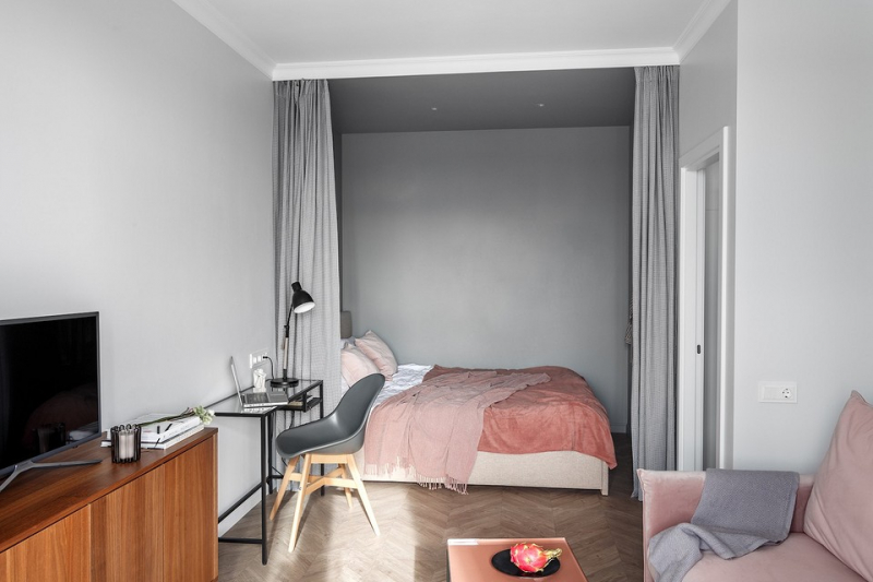 Серо-розовый: маленькая квартира в модных оттенках 