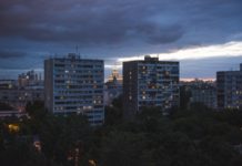 Запас непроданного жилья у застройщиков в России вырос до 43%